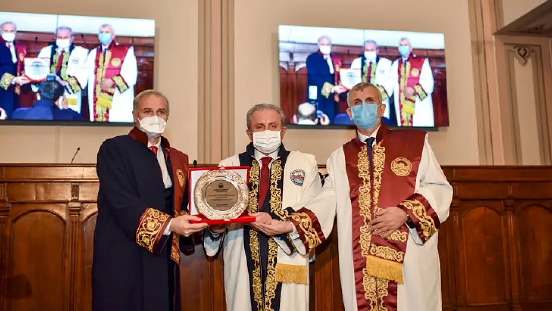 TBMM Başkanından, Başkanımıza en yüksek akademik puana sahip olduğu için ödül ve plaket verildi.