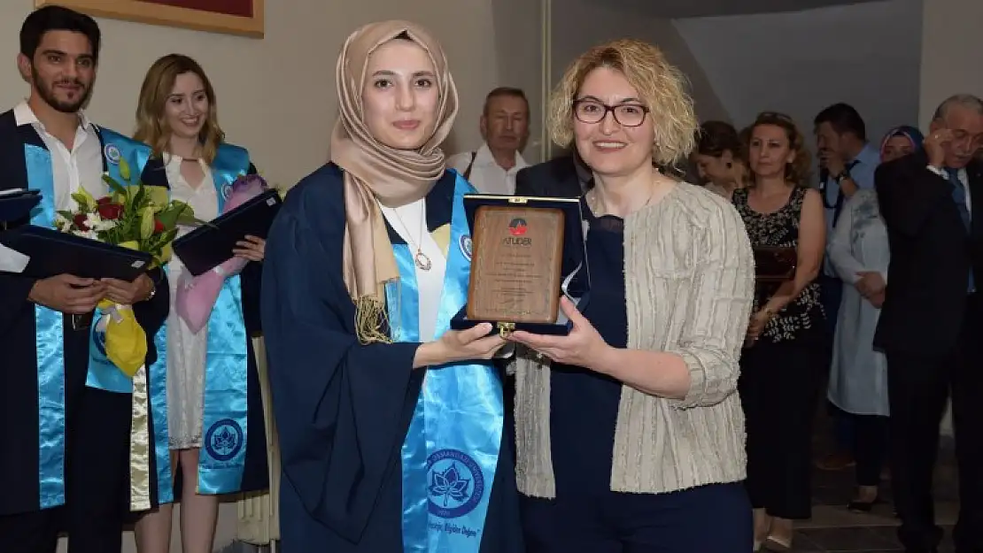 Acil Servis Stajında En Başarılı İntern Doktor' Ödülüne Dr. Esra KAYMAZ layık görüldü.