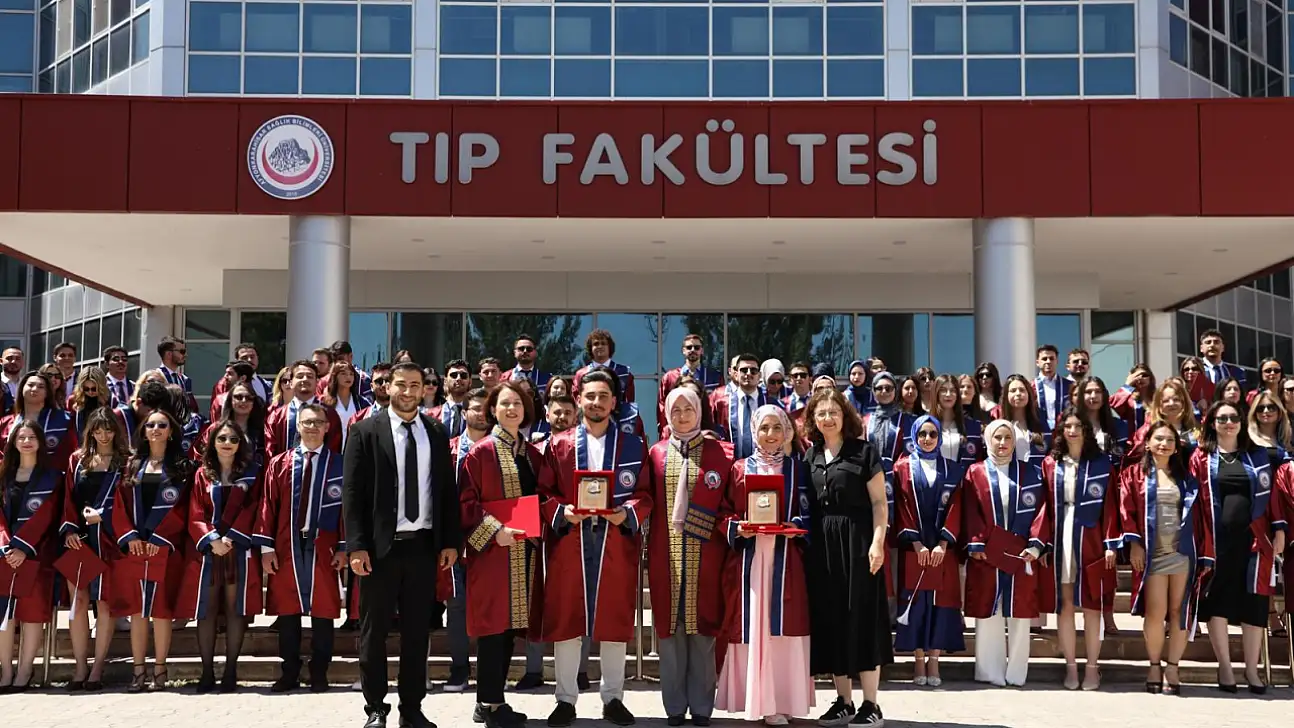 Afyonkarahisar Sağlık Bilimleri Üniversitesi Tıp Fakültesi 2024 -2025 Eğitim Öğretim Yılı' Acil Servis Stajında Yılın En Başarılı İntern Doktor' Ödülüne Dr Esra YILDIZ, Dr. Batuhan ÇİÇEK layık görüldü.