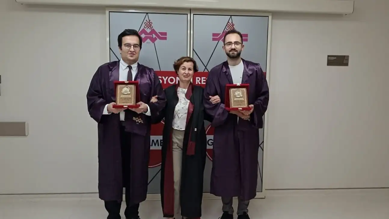 Maltepe Üniversitesi Tıp Fakültesi 2024 - 2025 eğitim ve öğretim yılında 'Acil Servis Stajında Yılın En Başarılı intern Doktor' ödülümüze Dr. Emir Erdem ŞAHNA ve Dr. Azer SADIKOĞLU layık görüldü.