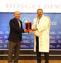 Aksaray Üniversitesi Rektörü Prof. Dr. Alpay ARIBAŞ, Prof. Dr. Mehmet GÜL'e Plaket ve Teşekkür Belgesi takdim etti.