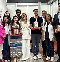 ATATÜRK Üniversitesi Tıp Fakültesi'nin2024 - 2025 Eğitim ve Öğretim yuılında 2 Acil Tıp Stajında En Başarılı İntern Doktor Ödülüne 'Dr. Enes YILMAZ, Dr. Batuhan ÖZBEK, Dr. Diana KOCHALI layık görüldü.