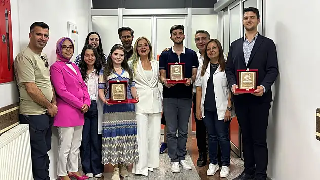 ATATÜRK Üniversitesi Tıp Fakültesi'nin2024 - 2025 Eğitim ve Öğretim yuılında 2 Acil Tıp Stajında En Başarılı İntern Doktor Ödülüne 'Dr. Enes YILMAZ, Dr. Batuhan ÖZBEK, Dr. Diana KOCHALI layık görüldü.