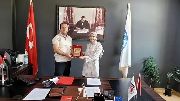 Aydın Adnan Menderes Üniversitesi Tıp Fakültesi 2024 - 2025 Eğitim Öğretim Yılı' Acil Servis Stajında Yılın En Başarılı intern Doktor' ödülüne Dr. İdil ERDEM layık görüldü.