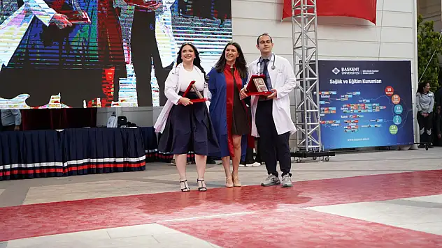 Başkent Üniversitesi Tıp Fakültesi 2024 - 2025 Eğitim Öğretim Yılı ' Acil Servis Stajında Yılın En Başarılı intern Doktor ' ödülüne Dr. Barkın YILDIRIM, Dr. Aysu NIFTELIYEVA layık görüldü.