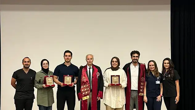 Bezmiâlem Vakıf Üniversitesi Tıp Fakültesi 2024 - 2025 Eğitim Öğretim Yılı' Acil Servis Stajında En Başarılı intern Doktor' Ödülüne Dr. Eren NURAY, Dr. Ayşe Şeyma ACAR, Dr. Elif Nur AYDIN layık görüldü.