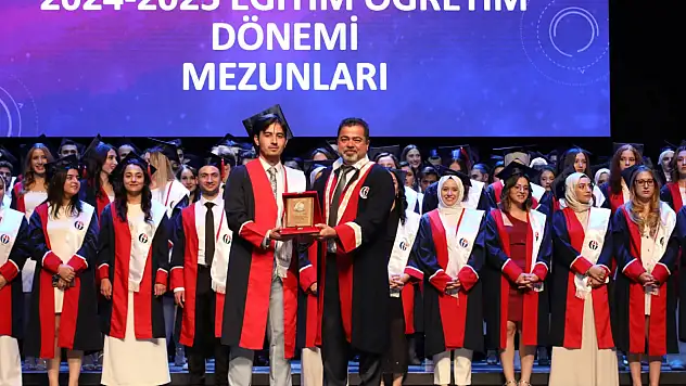 Gaziantep Üniversitesi Tıp Fakültesi'nin 2024 - 2025 eğitim ve öğretim yılında 'Acil Servis Stajında Yılın En Başarılı intern Doktor' ödülümüze Dr. Muhammed Yasin DÜLEK layık görüldü.