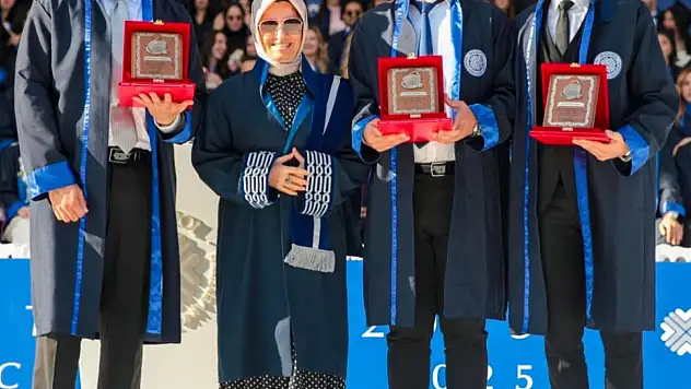 İstanbul Medipol Üniversitesi Tıp Fakültesi 2024 - 2025 Eğitim Öğretim Yılı ' Acil Servis Stajında En Başarılı İntern Doktor ' Ödülüne Dr Baran KARACA, Dr Boran Berkan BARIKAN, Dr Tunahan ABALI layık görüldü.