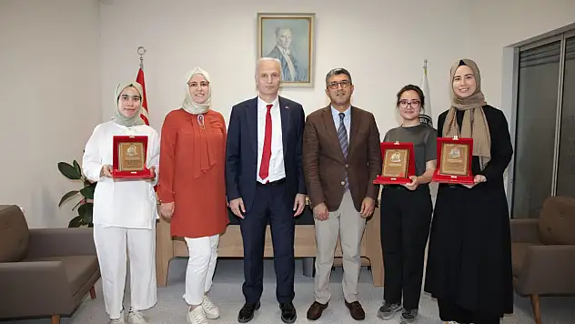 İstanbul Üniversitesi Cerrahpaşa Tıp Fakültesi 2024 - 2025 Eğitim Öğretim Yılı ' Acil Servis Stajında Yılın En Başarılı İntern Doktor' Ödülüne Dr. Elif OLCAY, Dr. Sena ÖZFISTIKCI ve Dr. Ferdane ÇETİN layık görüldü.