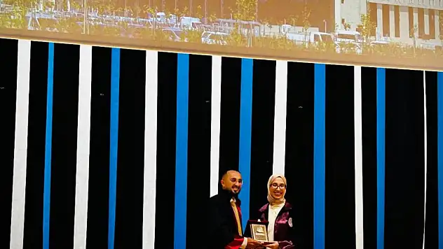 Kahramanmaraş Sütçü İmam Üniversitesi Tıp Fakültesi 2024 -2025 Eğitim Öğretim Yılı' Acil Servis Stajında Yılın En Başarılı intern Doktor' ödülüne Dr. Zeynep ÖZ layık görüldü.