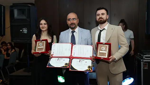 Karabük Üniversitesi Tıp Fakültesi 2024 - 2025 Eğitim Öğretim Yılı' Acil Tıp Stajında En Başarılı İntern Doktor' Ödülüne Dr. Bayram ÇALIŞKAN ve Dr. Betül KAYA layık görüldü.