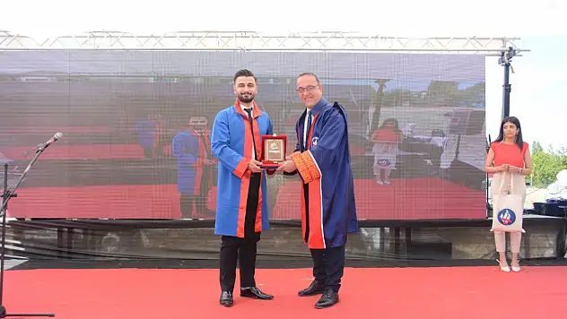 Kırıkkale Üniversitesi Tıp Fakültesi 2024 - 2025 Eğitim Öğretim Yılı ' Acil Servis Stajında Yılın En Başarılı İntern Doktor ' ödülüne Dr. Alperen KILIÇOĞLU layık görüldü.