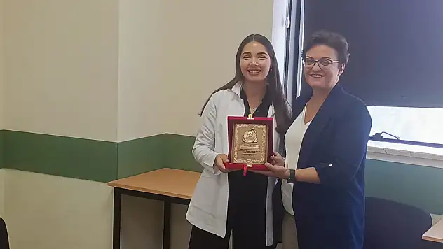 Süleyman Demirel Üniversitesi Tıp Fakültesi 2024 - 2025 Eğitim Öğretim Yılı ' Acil Servis Stajında Yılın En Başarılı intern Doktor ' ödülüne Dr. Burcu BARIN layık görüldü.