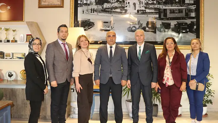 İzmir İl Sağlık Müdürü Doç. Dr. Ayhan KUL'a hayırlı olsun ve teşekkür ziyareti yapıldı.