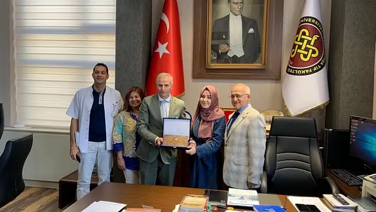 Cerrahpaşa Tıp Fakültesi İntern Doktor Ödülünü ATUDER Başkanı Prof. Dr. Başar CANDER verdi.