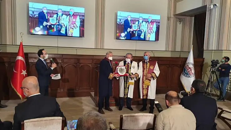 TBMM Başkanından, Başkanımıza en yüksek akademik puana sahip olduğu için ödül ve plaket verildi.