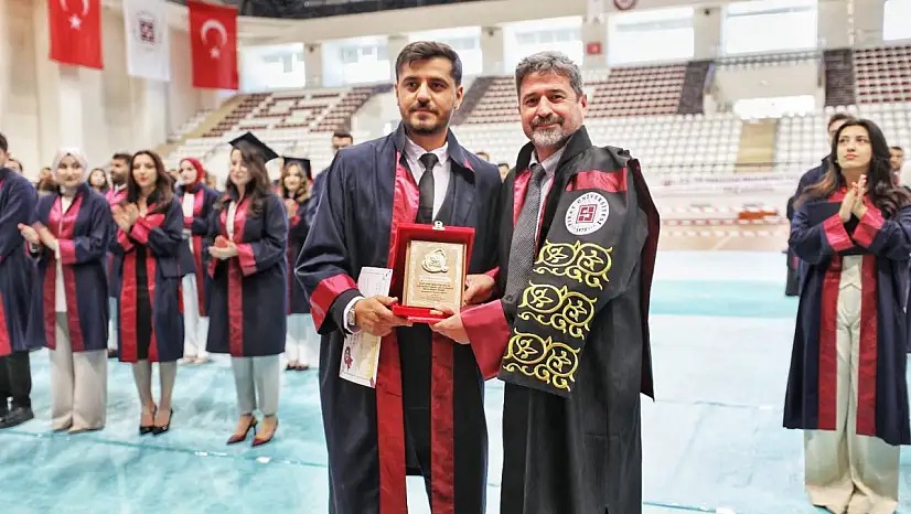 Fırat Üniversitesi Tıp Fakültesi 2024 -2025 Eğitim Öğretim Yılı' Acil Servis Stajında Yılın En Başarılı Intern Doktor' Ödülüne Dr. Ozan KARAKOYUN layık görüldü.