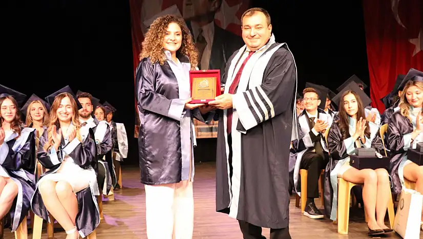 Gazi Üniversitesi Tıp Fakültesi 2024 - 2025 Eğitim Öğretim Yılı' Acil Servis Stajında Yılın En Başarılı intern Doktor' ödülüne Dr. Bengisu CABİ ve Dr. Burak Batuhan OĞUZ layık görüldü.