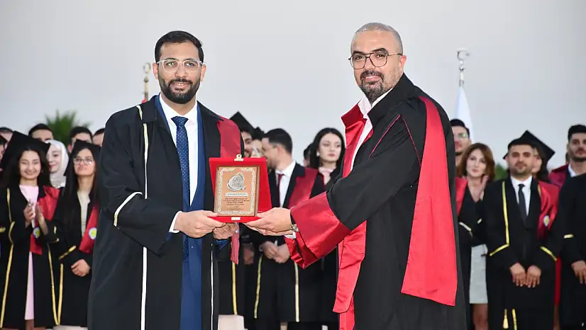 Harran Üniversitesi Tıp Fakültesi 2024 -2025 Eğitim Öğretim Yılı' Acil Servis Stajında En Başarılı intern Doktor' Ödülüne Dr. Abdelrahman ABOUELSOUD layık görüldü.