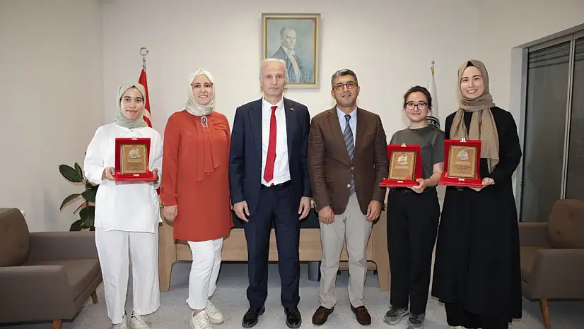 İstanbul Üniversitesi Cerrahpaşa Tıp Fakültesi 2024 - 2025 Eğitim Öğretim Yılı ' Acil Servis Stajında Yılın En Başarılı İntern Doktor' Ödülüne Dr. Elif OLCAY, Dr. Sena ÖZFISTIKCI ve Dr. Ferdane ÇETİN layık görüldü.