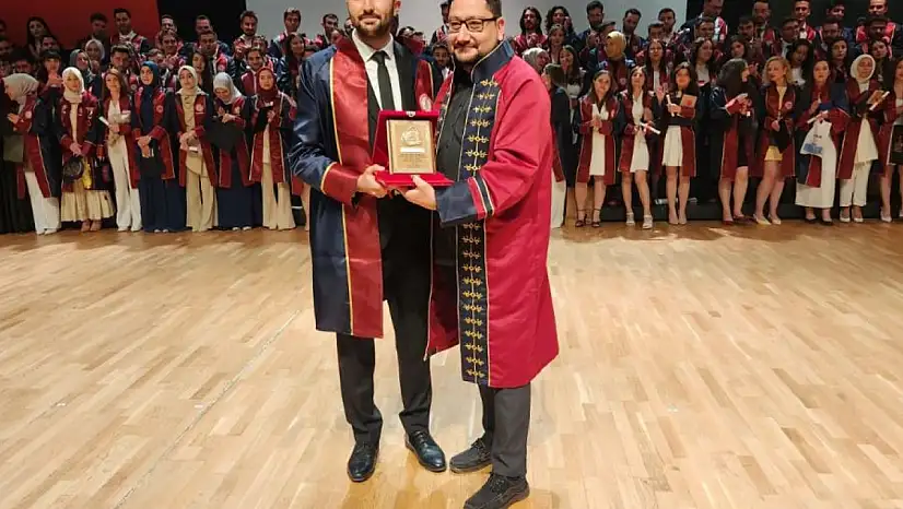 Sivas Cumhuriyet Üniversitesi Tıp Fakültesi'nin 2024 - 2025 eğitim ve öğretim yılında 'Acil Servis Stajında Yılın En Başarılı intern Doktor' ödülümüze Dr. Emre ELBİZ layık görüldü.