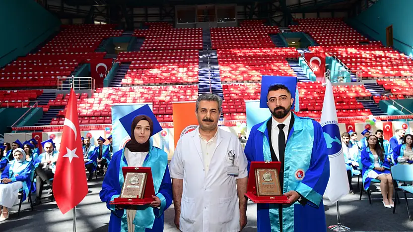 Van Yüzüncü Yıl Üniversitesi Tıp Fakültesi 2024 -2025 Eğitim Öğretim Yılı' Acil Servis Stajında En Başarılı intern Doktor' Ödülüne Dr. Cesur LEVENT ve Dr. Elif ACAR layık görüldü.