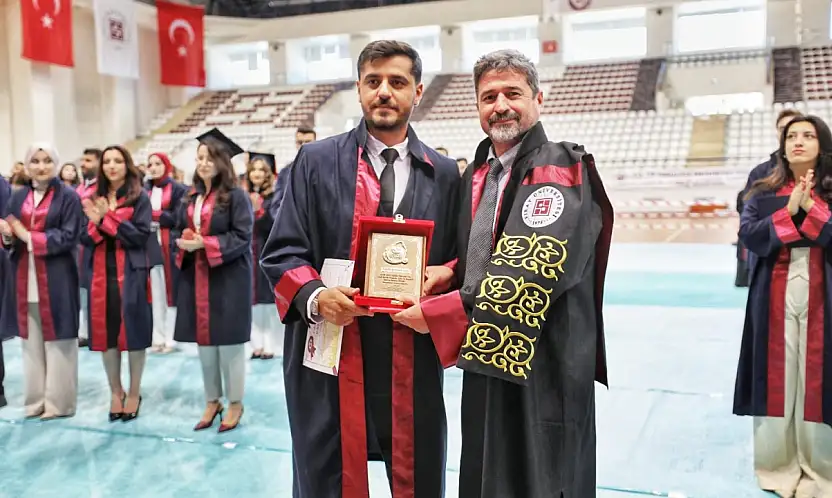 Fırat Üniversitesi Tıp Fakültesi 2024 -2025 Eğitim Öğretim Yılı' Acil Servis Stajında Yılın En Başarılı Intern Doktor' Ödülüne Dr. Ozan KARAKOYUN layık görüldü.